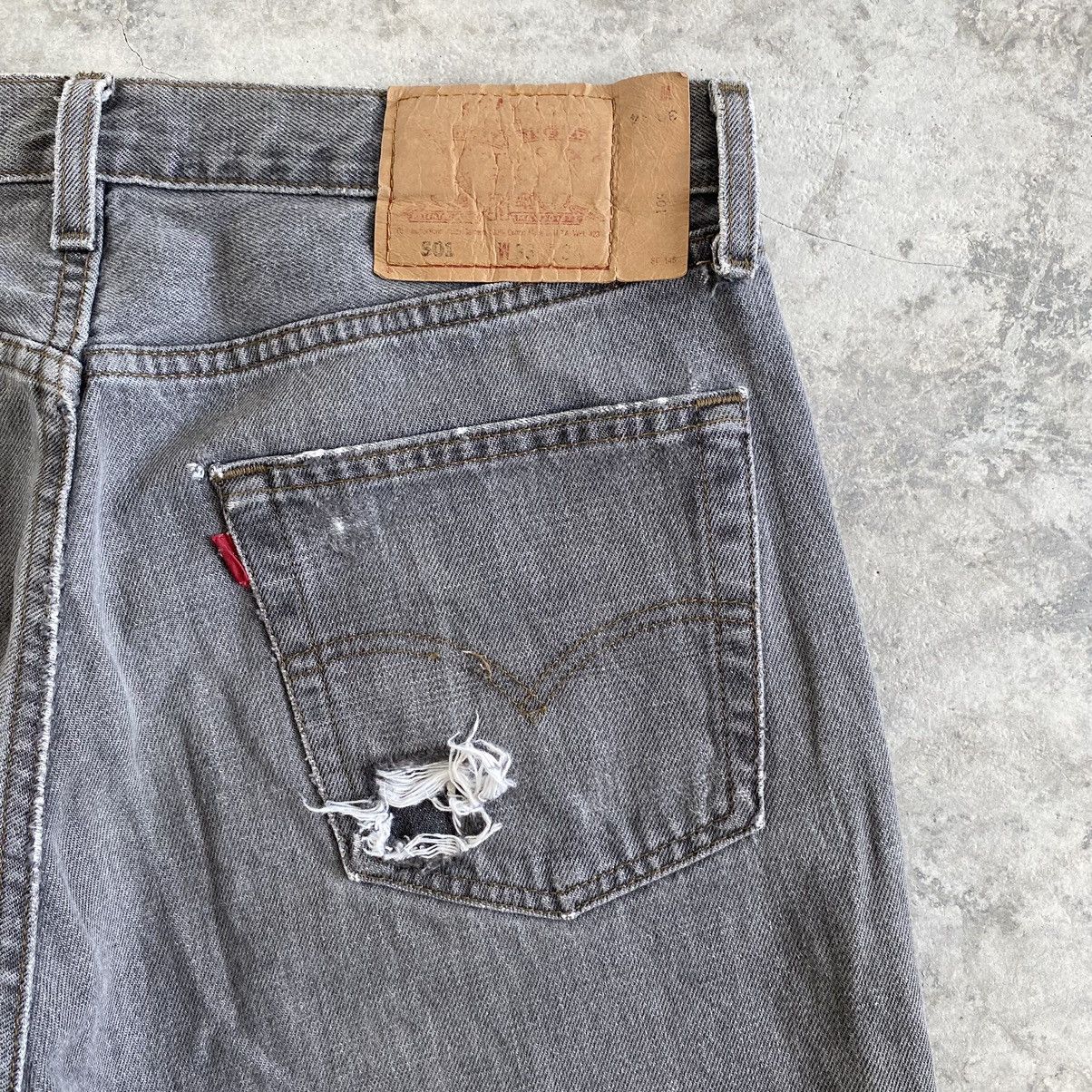 Levi's Vintage Late 90’s Levis 501 Ash Grey Distressed Jeans Size US 32 / EU 48 - 21 Thumbnail