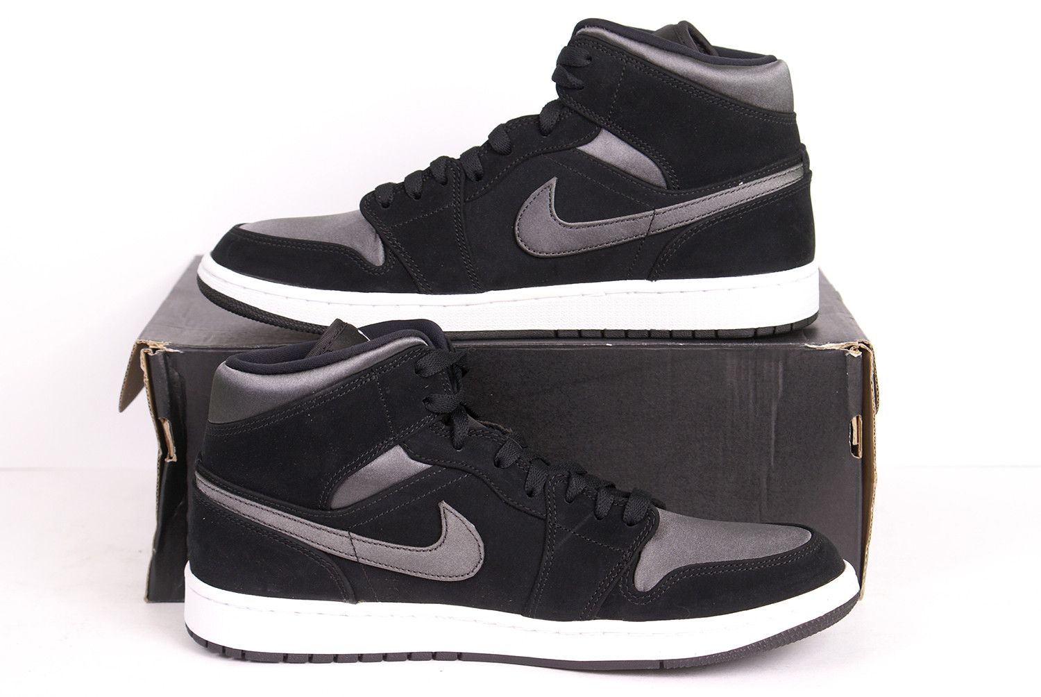 Jordan Brand 2019 Nike Air Jordan 1 Mid SE Nylon BLACK GREY 852542 012 Size US 10 / EU 43 - 2 Thumbnail