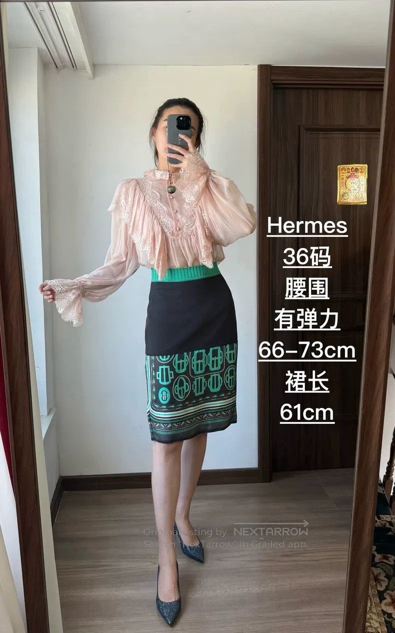 Hermes Hermes Half skirt with patchwork mulberry silk fabric, pat Size 24" / US 00 / IT 34 - 1 Thumbnail