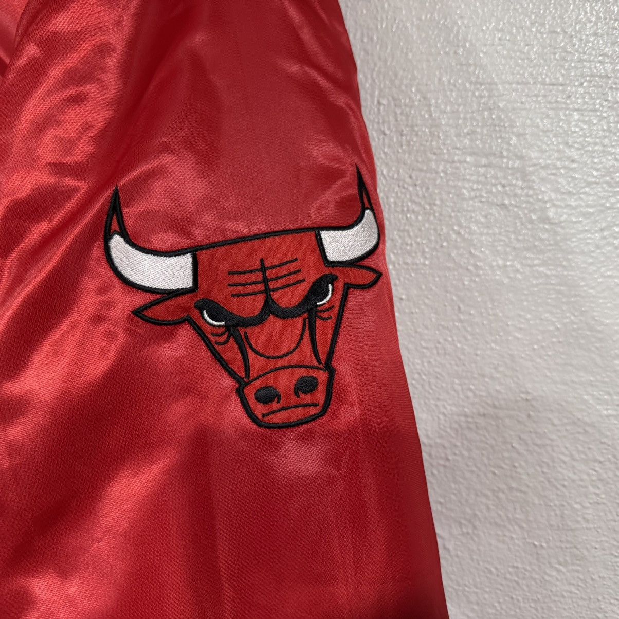 Majestic NBA Chicago Bulls Reversible Red Black Satin Jacket 2-3XL Size US XXL / EU 58 / 5 - 12 Thumbnail