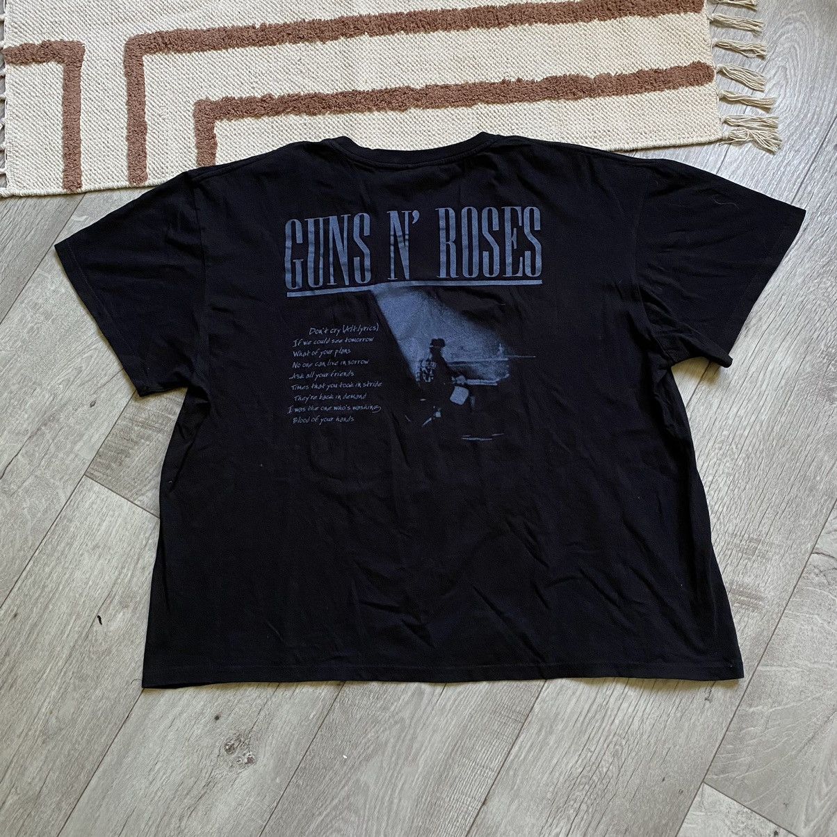 Band Tees VINTAGE GUNS N ROSES ROCK TOUR T SHIRT Size US XXL / EU 58 / 5 - 2 Thumbnail