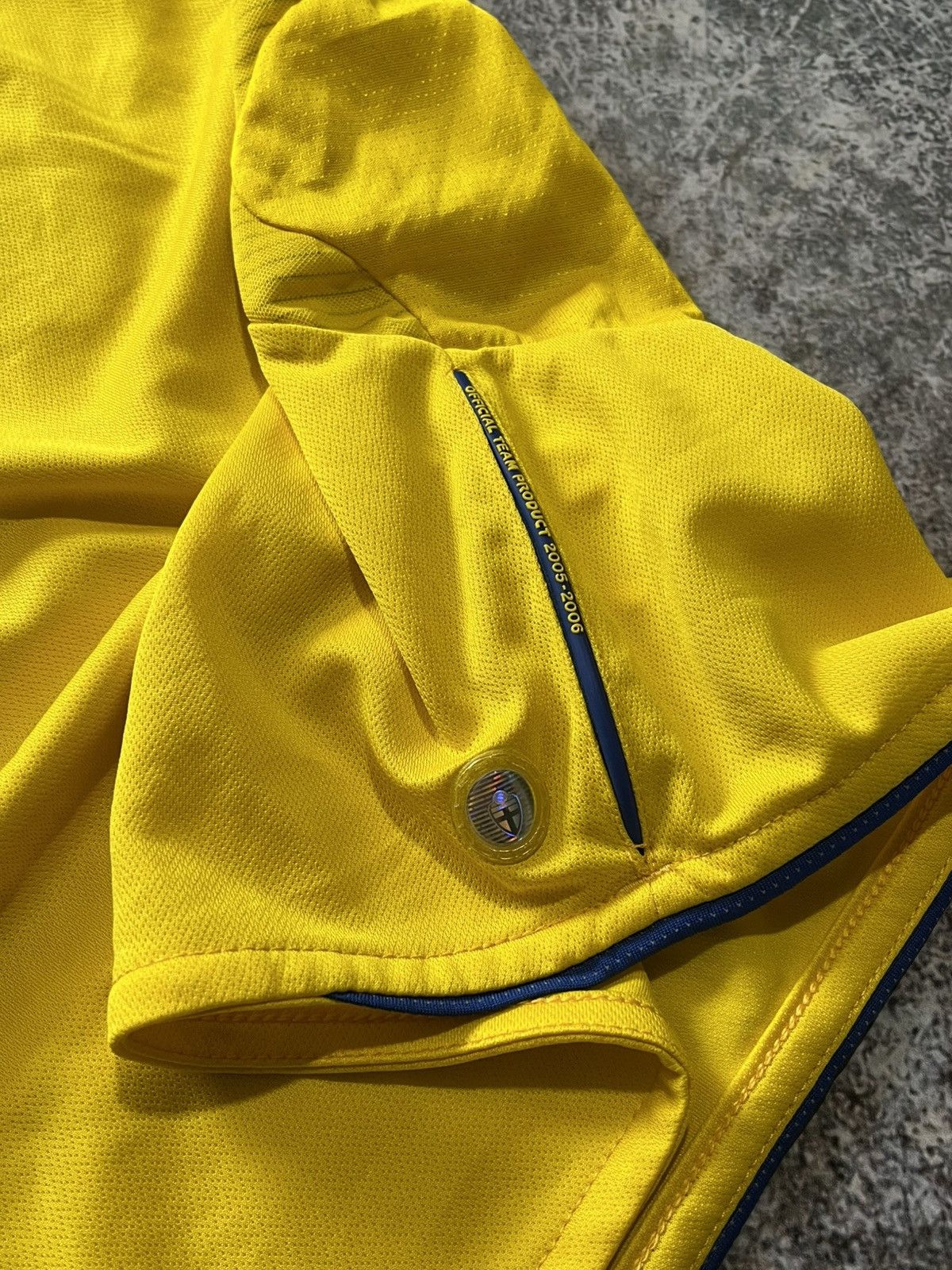 Umbro Sweden Umbro Soccer shirt Jersey 2005-2006 season home🇸🇪 Size US M / EU 48-50 / 2 - 6 Thumbnail
