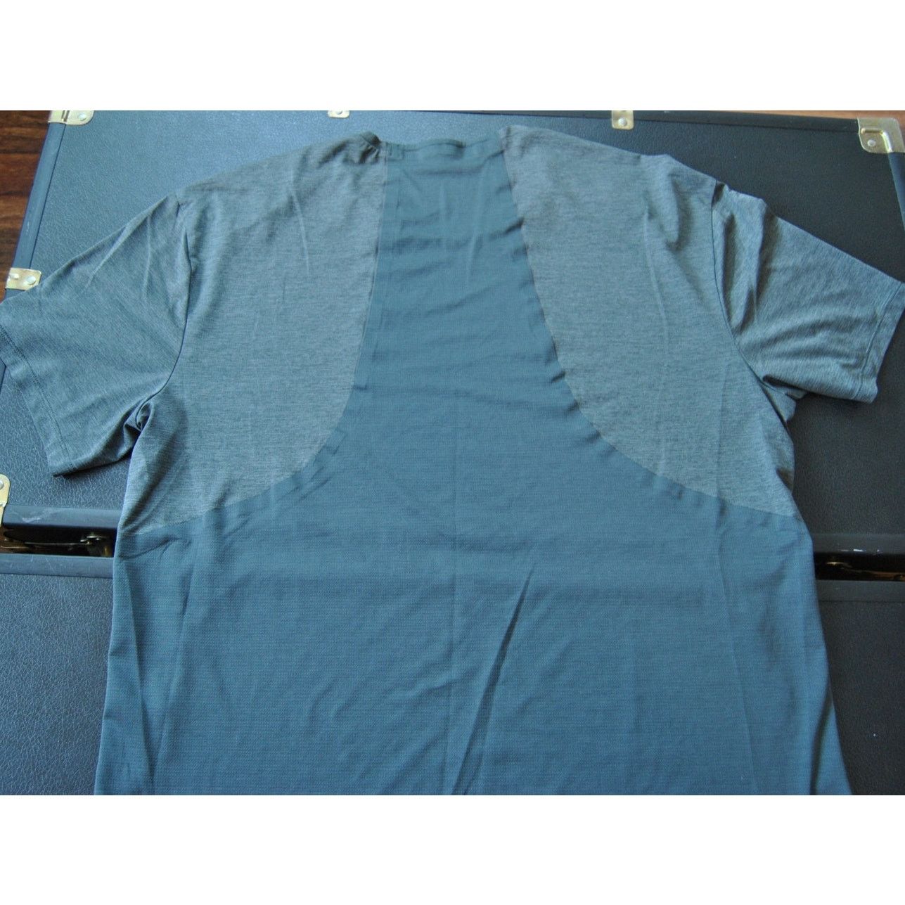 Lululemon Lululemon Gray & Black Two-tone Short Sleeve Shirt Size US M / EU 48-50 / 2 - 5 Thumbnail
