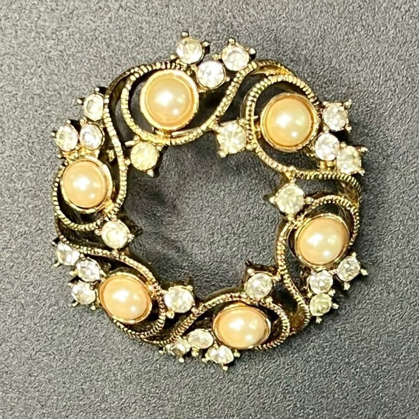 Monet Monet Faux Pearl Clear Rhinestone Goldtone Wreath Brooch Size ONE SIZE - 1 Preview