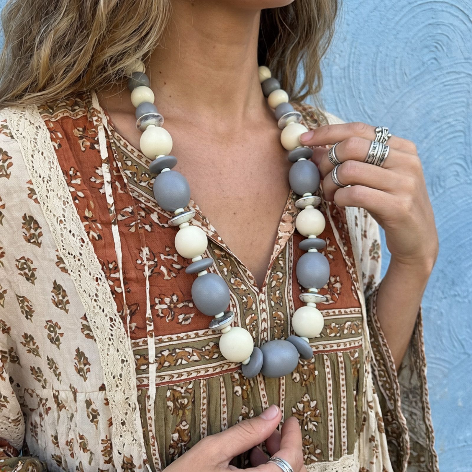 Vintage VTG 1980s Chunky Gray Silver & Cream Beaded 24" Necklace Size ONE SIZE - 1 Thumbnail
