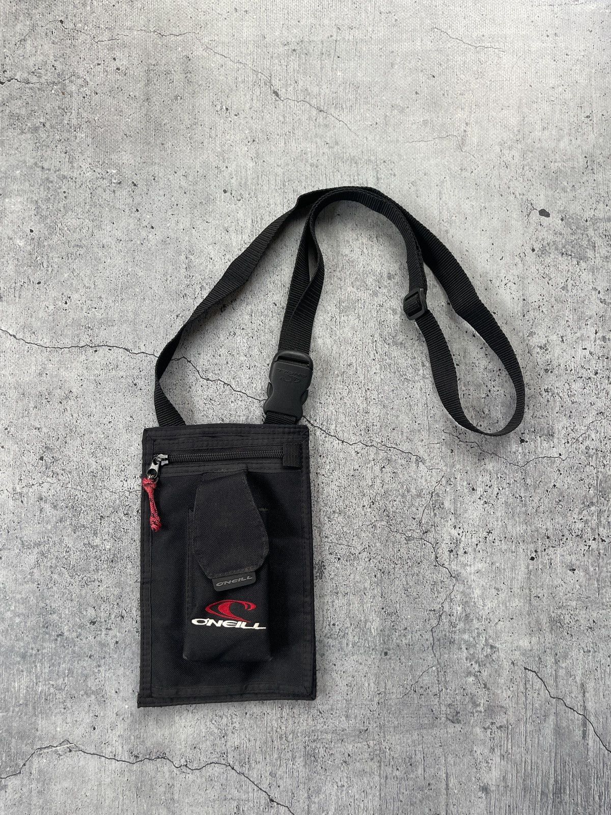 20471120 x Oneill Vintage 00S Oneill Crossbody Bag in Black, Men's