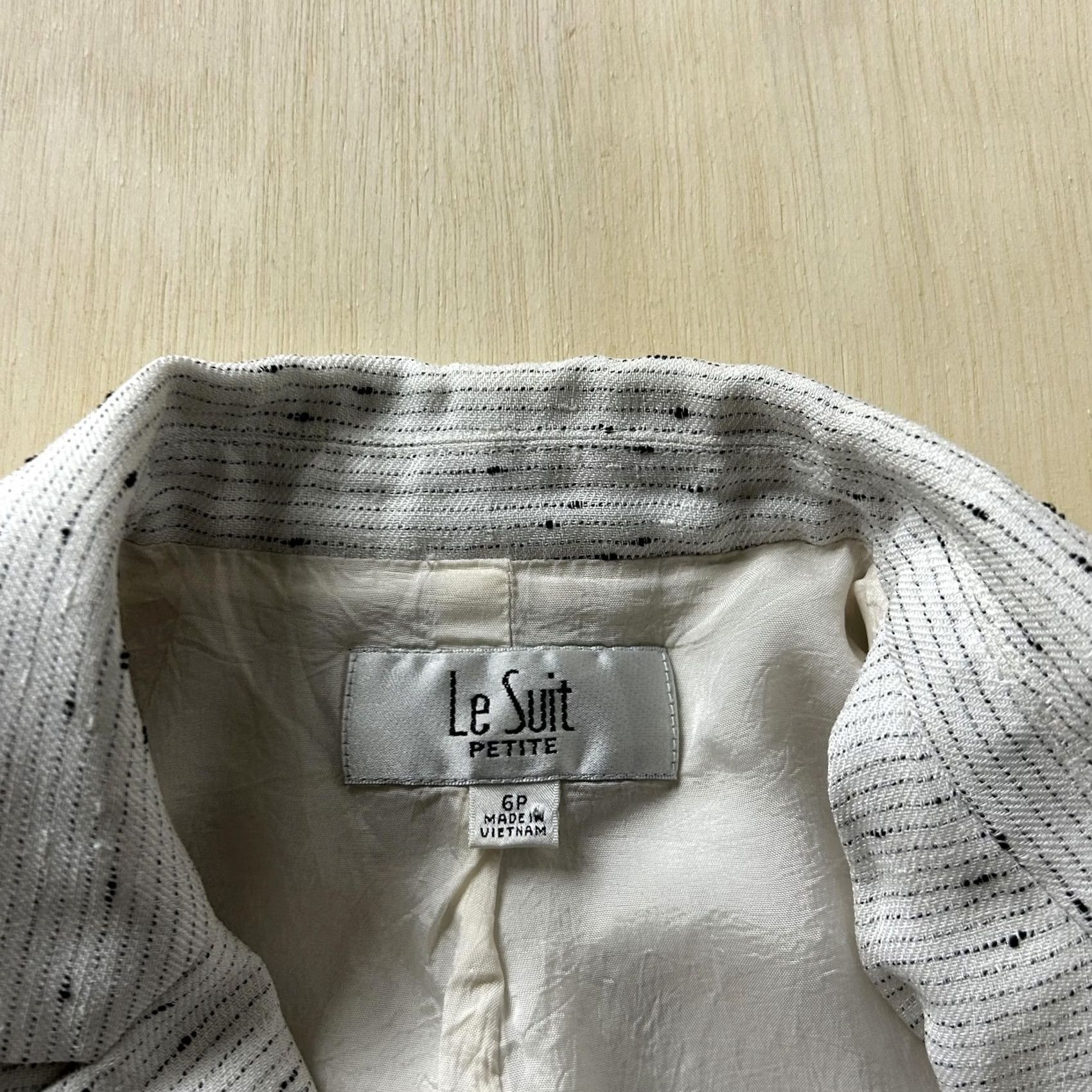 Vintage Le Suit Blazer 6P White Stripe Belted Lined Petite Jacket Women's Career Workwear Subtle Striped Pattern Notch Lapel Short Sleeves Belted Wrap Front Size M / US 6-8 / IT 42-44 - 2 Thumbnail