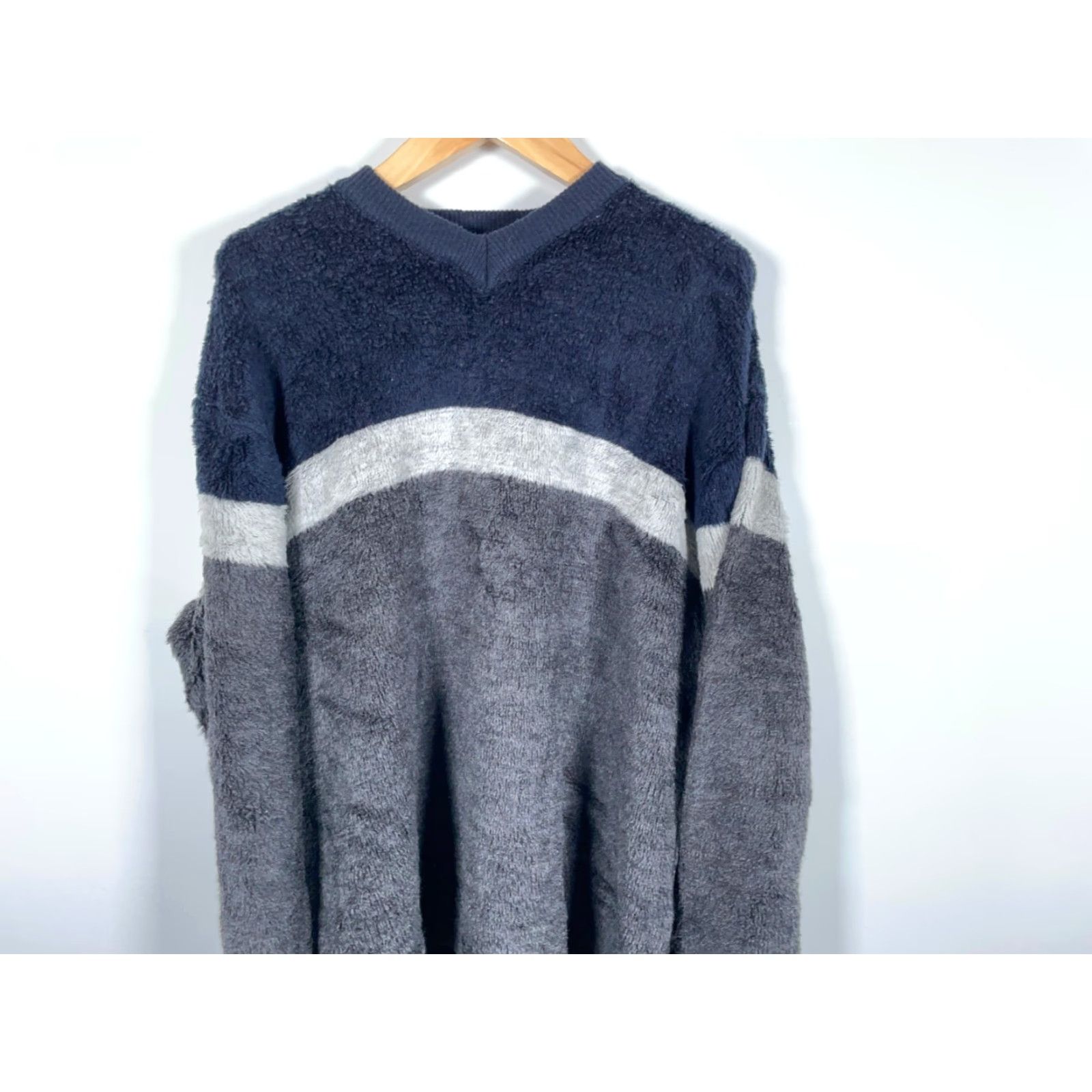 Vintage VINTAGE Bullhead Sweater Men's XL Dark Gray V-Neck Oversized Plush Wool Acrylic Blend Knit 90s Hipster Retro Pullover Shirt/Top Pops Mens Size US XL / EU 56 / 4 - 4 Thumbnail