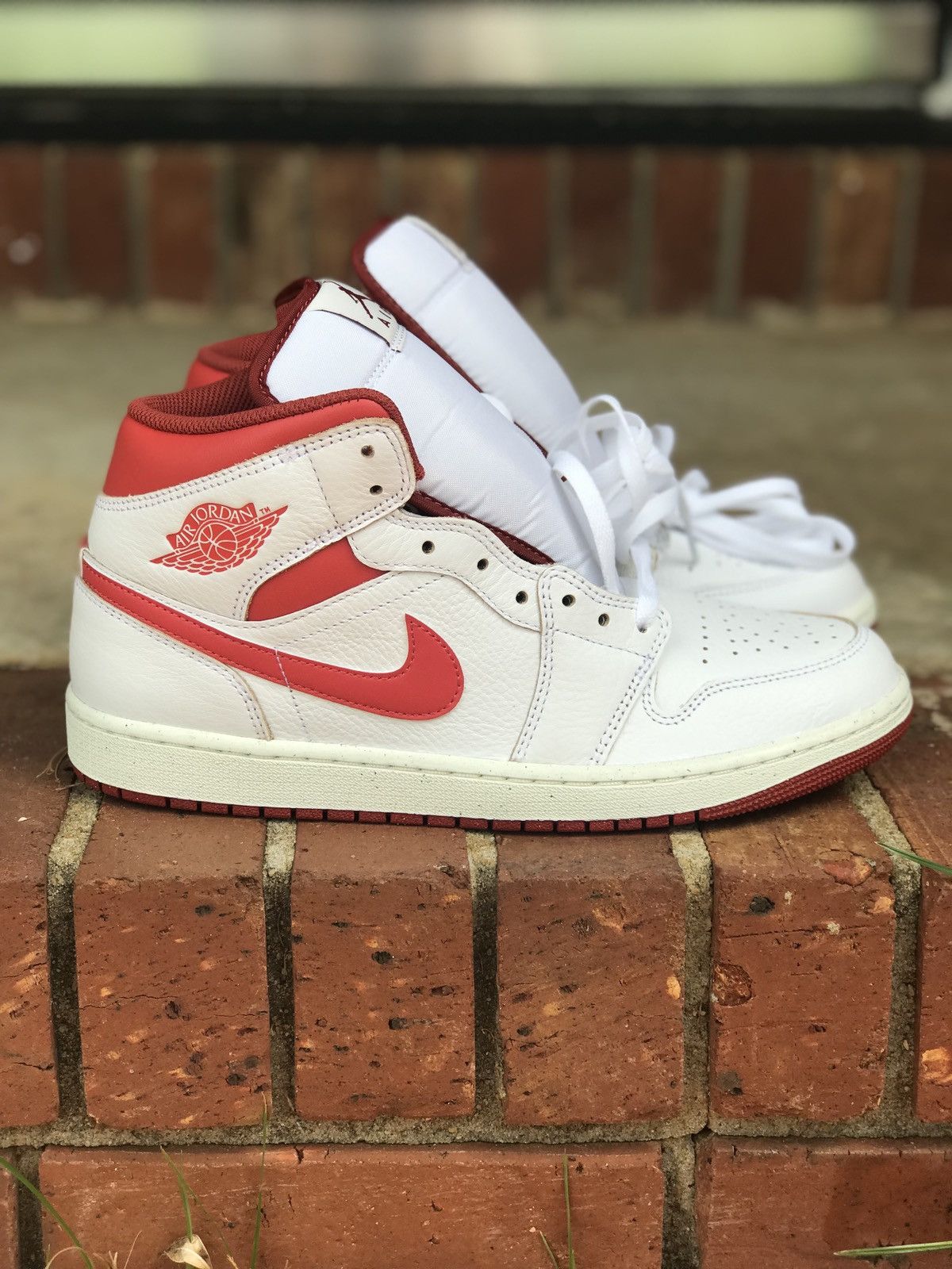 Jordan Brand Air Jordan 1 SE Mid White Dune Red Size 10 NWOB Size US 10 / EU 43 - 1 Thumbnail