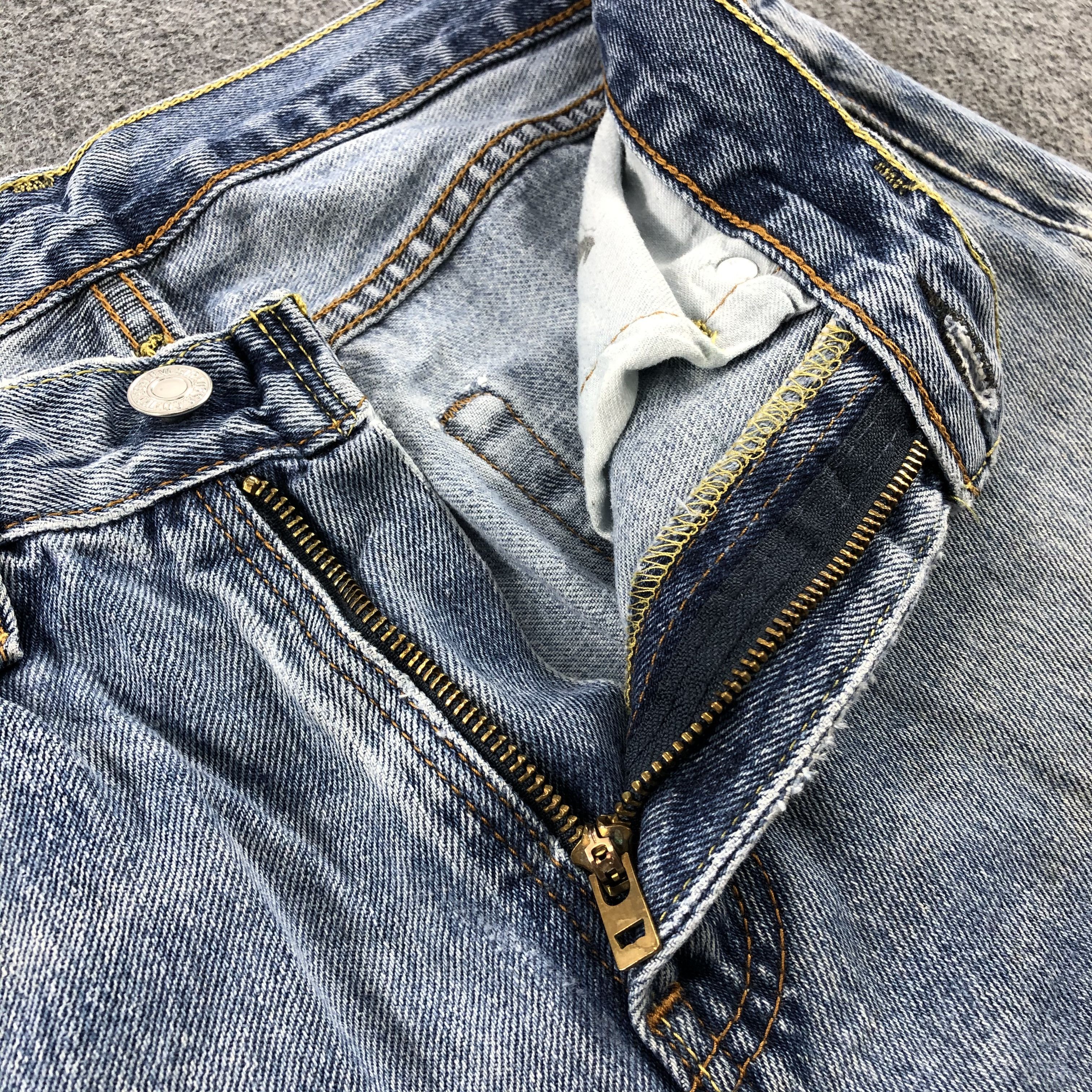 Levi's × Vintage Vintage Light Wash Levis 505 Jeans-JM1769 Size US 30 / EU 46 - 8 Thumbnail