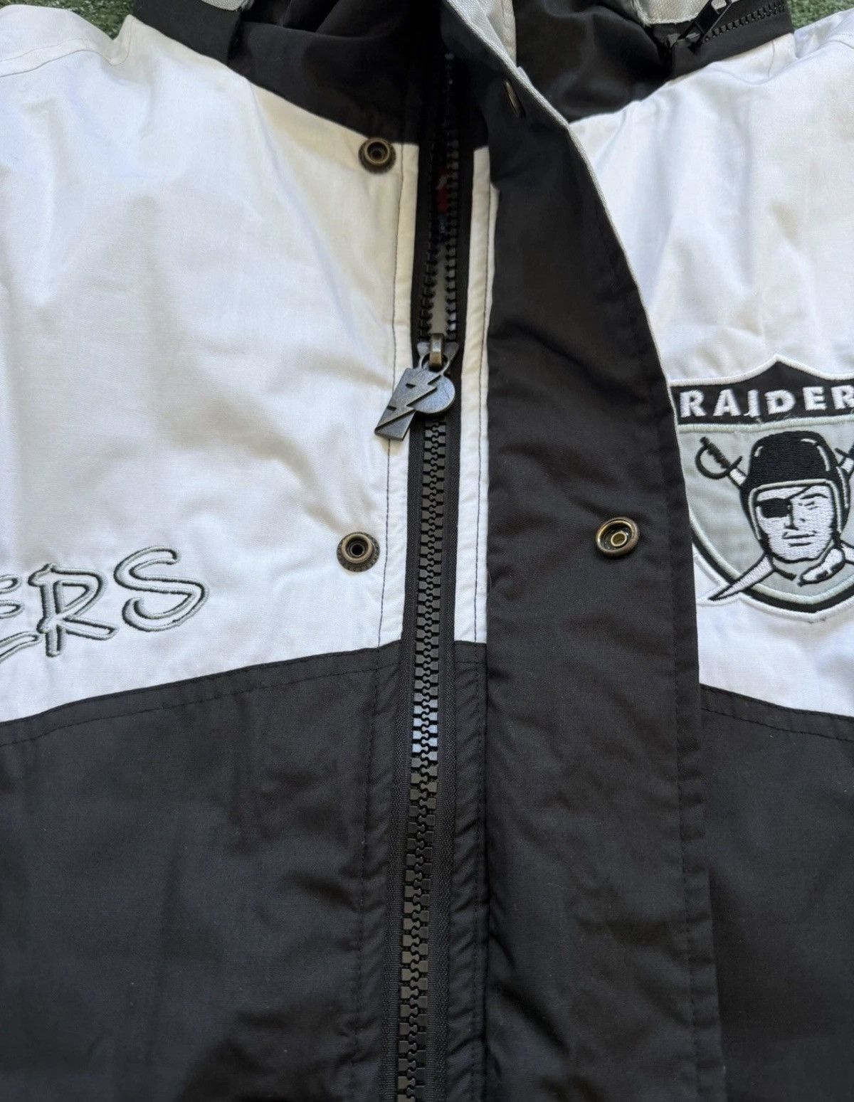 Pro Player NFL LAS VEGAS RAIDERS PRO PLAYER SPELL OUT WINDBREAKER J Size US XXL / EU 58 / 5 - 5 Thumbnail