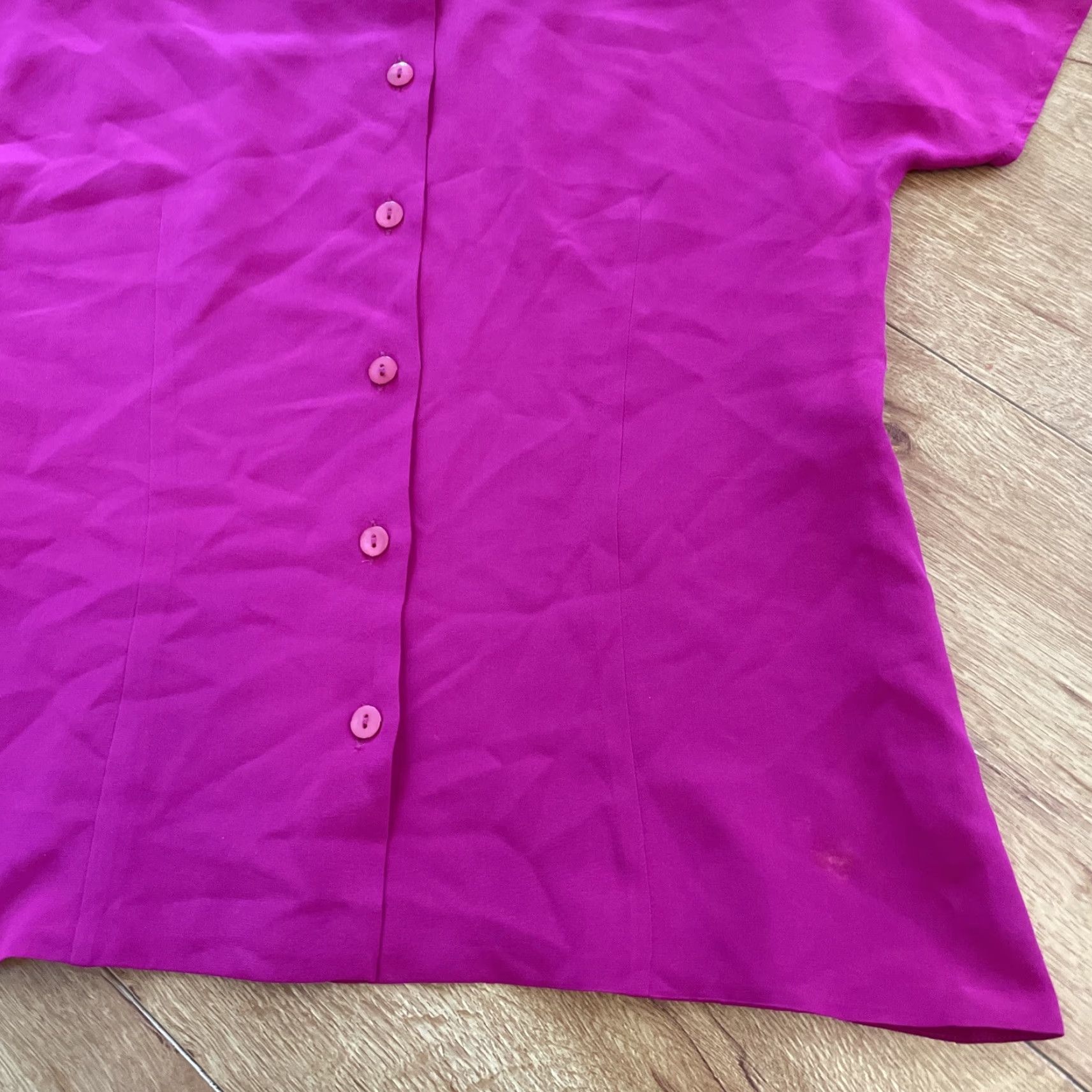 Vintage VINTAGE CLASSIQUES 100% Silk Fuchsia Pink Button Up Back Blouse XS Shoulder Pads Shirt Womens XS Short Sleeve Round Neck Lightweight Dry Clean Only Size XS / US 0-2 / IT 36-38 - 7 Thumbnail