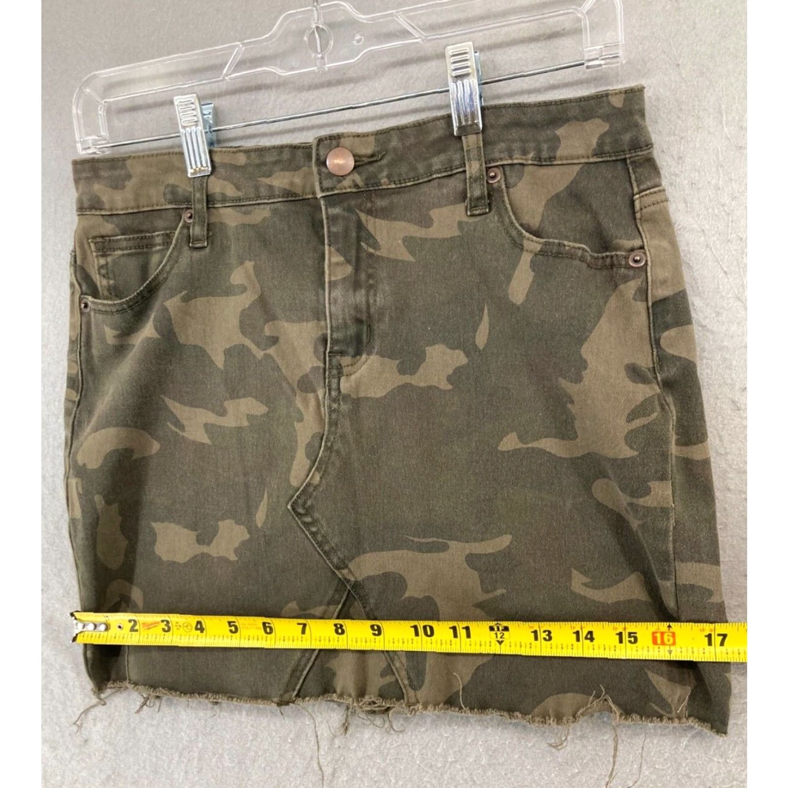 Vintage Altar'd State Women's Skirt Adult Medium Green Camouflage Knit Stretch Raw Hem Mini Army Bohemian Womens Size 32" / US 10 / IT 46 - 3 Thumbnail