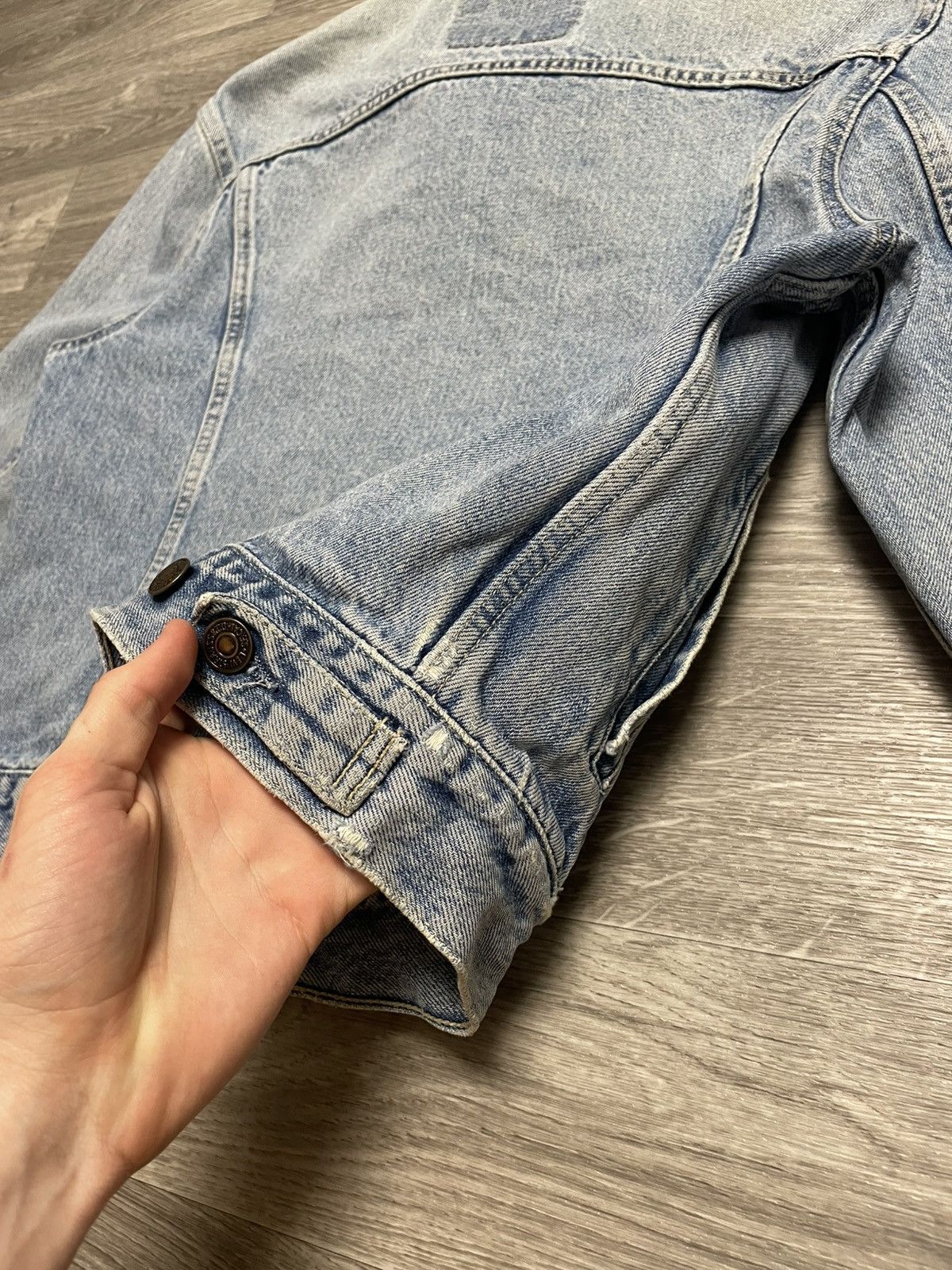 Levi's Vintage Clothing Vintage 92s Levis Blue Distressed Denim Jacket Made In Italy Size US S / EU 44-46 / 1 - 23 Thumbnail