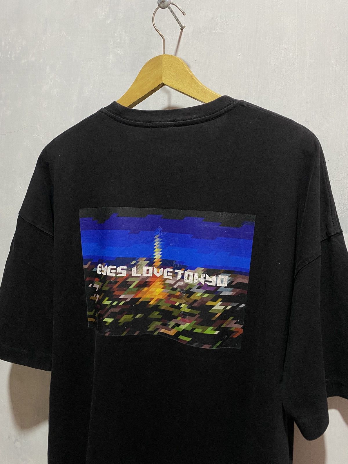 Japanese Brand GU x Tadaomi Shibuya Eyes Love Tokyo Tshirt Size US XL / EU 56 / 4 - 4 Thumbnail