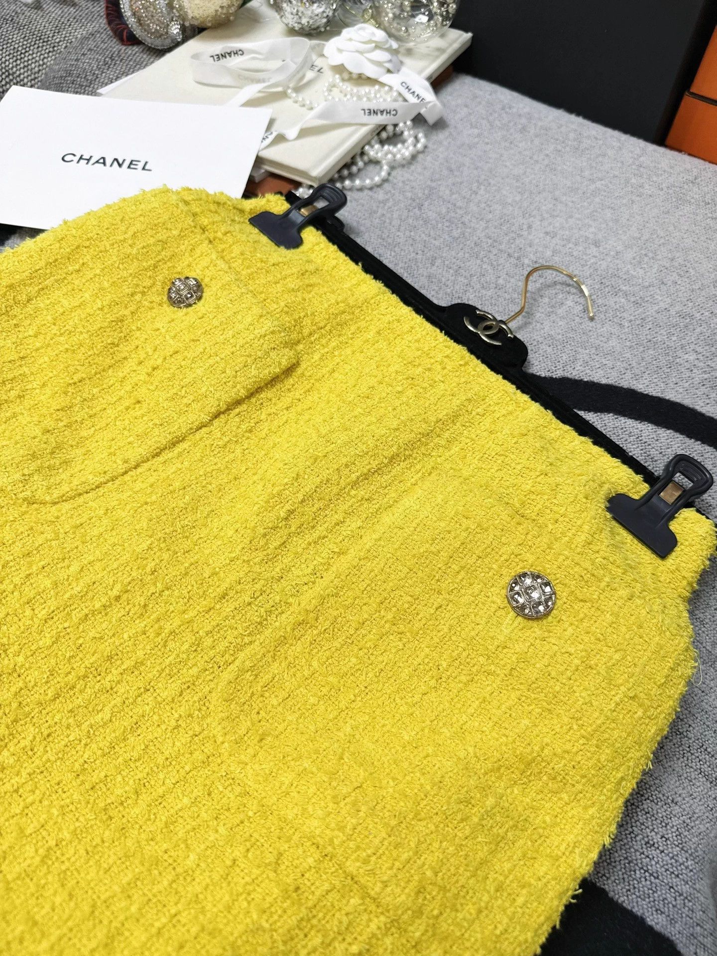 Chanel Chanel 22S Yellow Tweed Skirt 36 Size 26" / US 2 / IT 38 - 3 Thumbnail