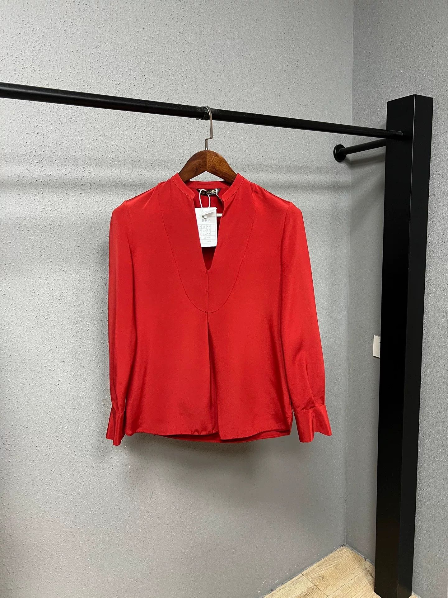 Loro Piana red silk shirt by Loro Piana Size M / US 6-8 / IT 42-44 - 1 Thumbnail