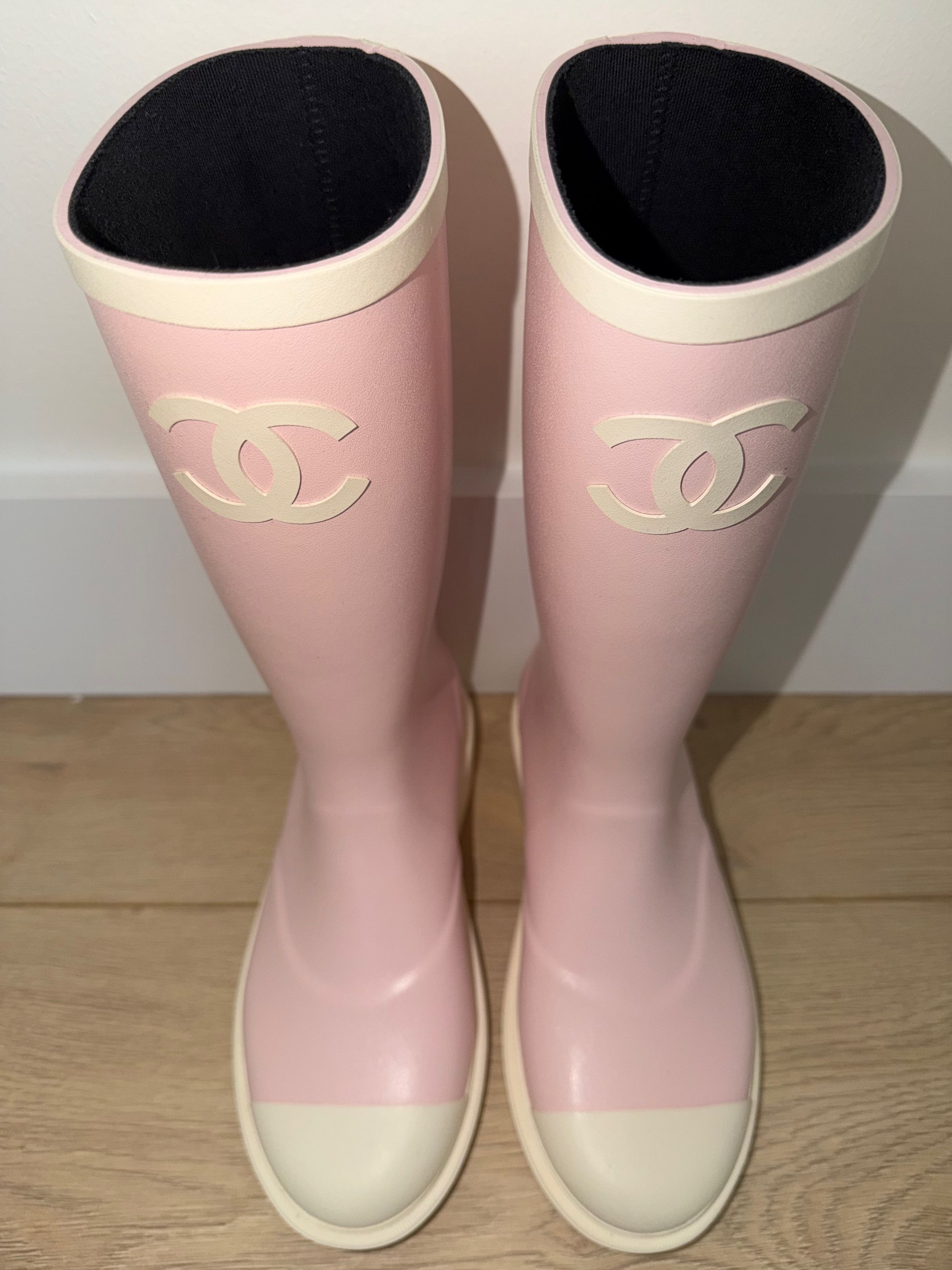 Chanel Chanel 26C White CC Logo High Pull On Rubber Rain Boots 39 Size US 9 / IT 39 - 15 Thumbnail