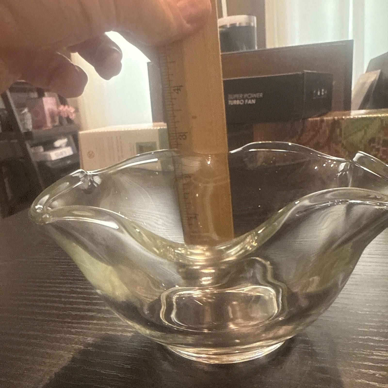 The Unbranded Brand Vintage Clear Glass Serving Bowl With Ruffle Rim EUC Size ONE SIZE - 2 Thumbnail