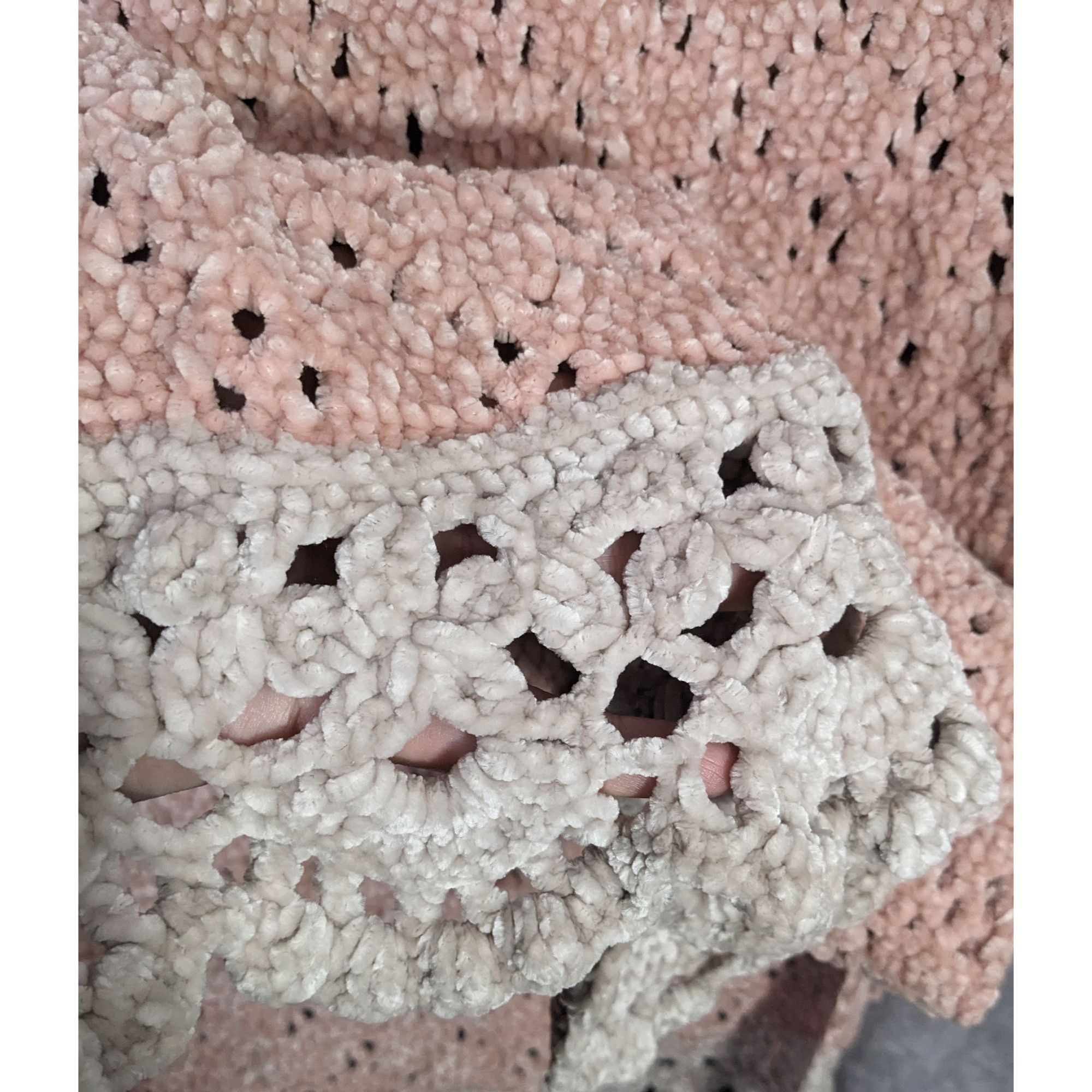 Handmade Handmade Vintage Chenille Crochet Scarf With Scalloped Trim Size ONE SIZE - 7 Thumbnail
