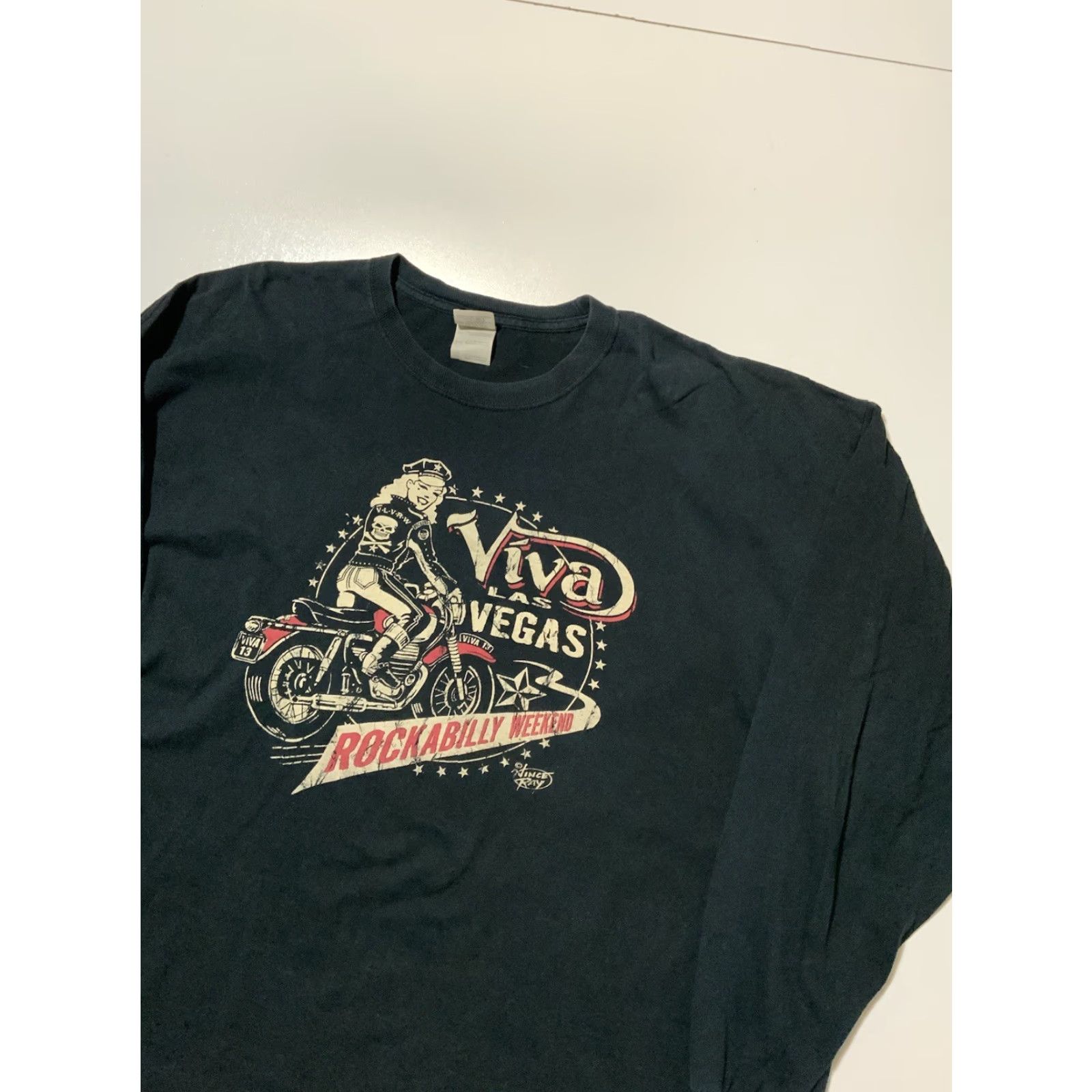 Gildan Viva Las Vegas Rockabilly Weekend Vince Ray Pinup Girl Motorcycle L/S T-Shirt 2XL Black Mens Regular T-Shirt Size US XXL / EU 58 / 5 - 4 Thumbnail