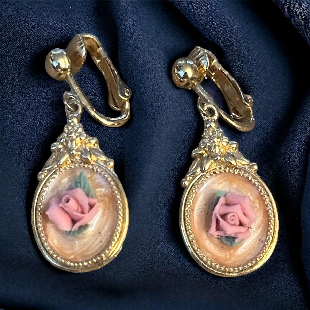 Vintage Vintage Avon Victorian Rose dangle earrings Size ONE SIZE - 1 Thumbnail