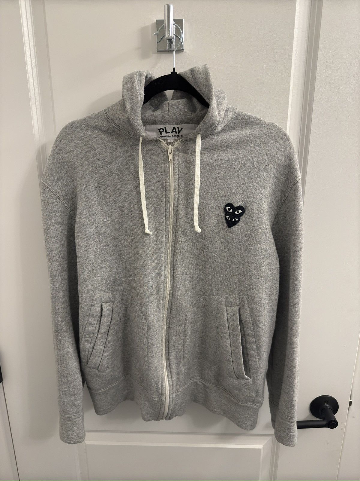 Comme des Garcons COMME des GARCONS Play Zip-up Hoodie in Grey Size US L / EU 52-54 / 3 - 1 Thumbnail