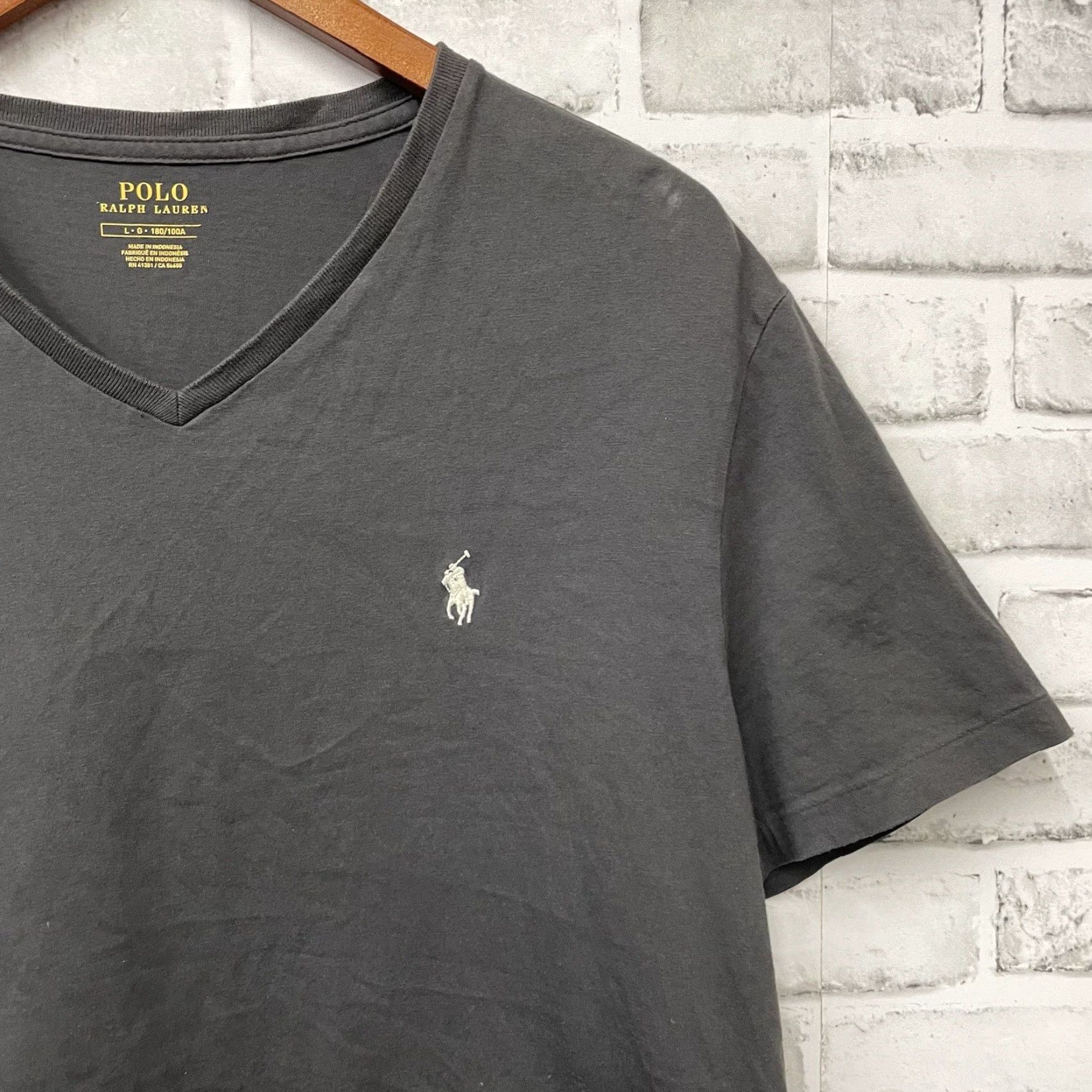Polo Ralph Lauren Polo Ralph Lauren Gray V-Neck T-Shirt Mens Size L Regular Fit Size US L / EU 52-54 / 3 - 2 Thumbnail
