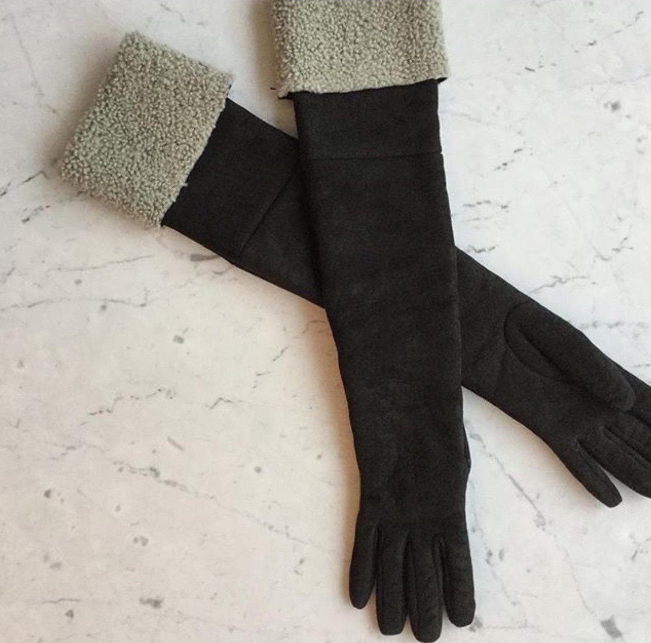Yves Saint Laurent Yves saint Laurent suede and shearling gloves. 7.5 Size ONE SIZE - 1 Thumbnail