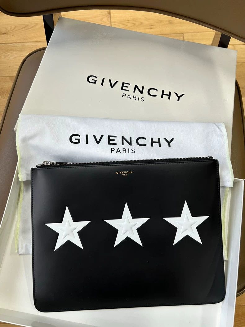 Givenchy Black Leather Star Zip Clutch - dmc