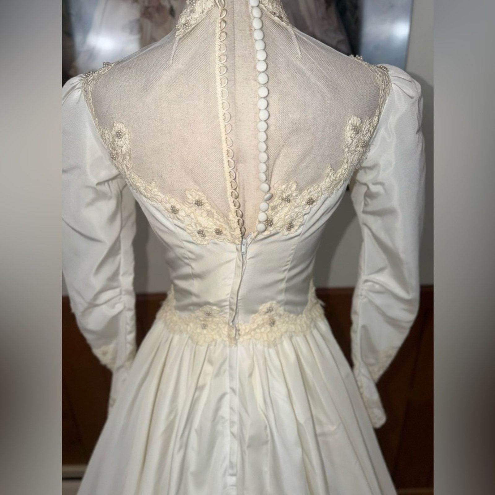 Vintage Beautiful Vintage 1980 Ivory Beaded Long Sleeve Wedding Gown Size M / US 6-8 / IT 42-44 - 10 Thumbnail