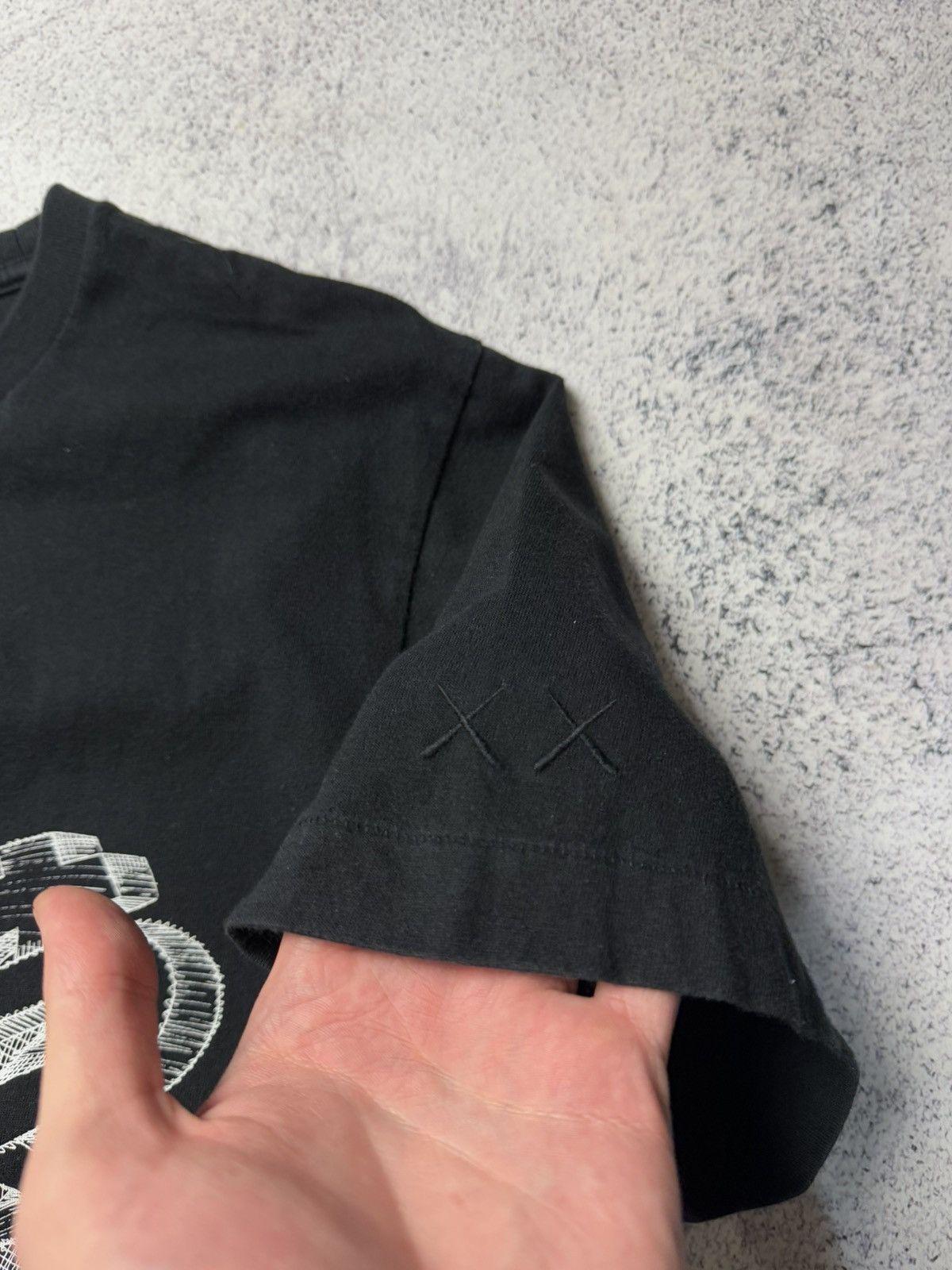 Japanese Brand Uniqlo x kaws grafitti spellout T shirt USA Size US L / EU 52-54 / 3 - 10 Thumbnail