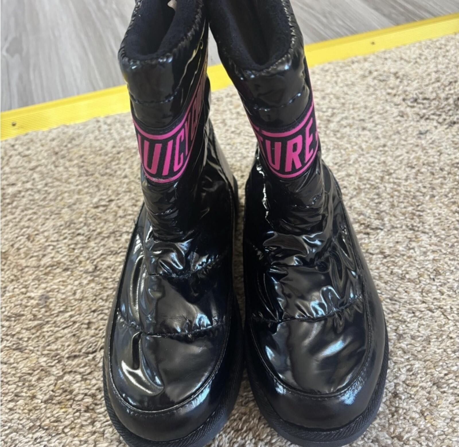 Juicy Couture Jeans (Juicy Couture) Shiny Black Boots with Pink Logos Size US 6 / IT 36 - 4 Thumbnail