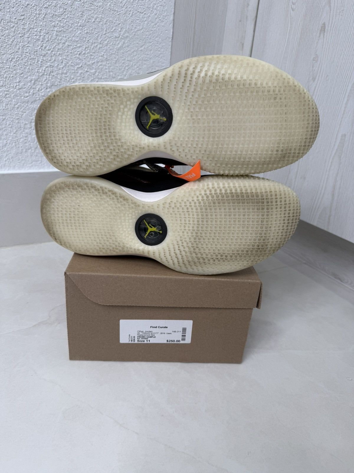 Jordan Brand × Travis Scott Nike Air Jordan 33 x Travis Scott "Cactus Jack" Size 11 Size US 11 / EU 44 - 10 Thumbnail
