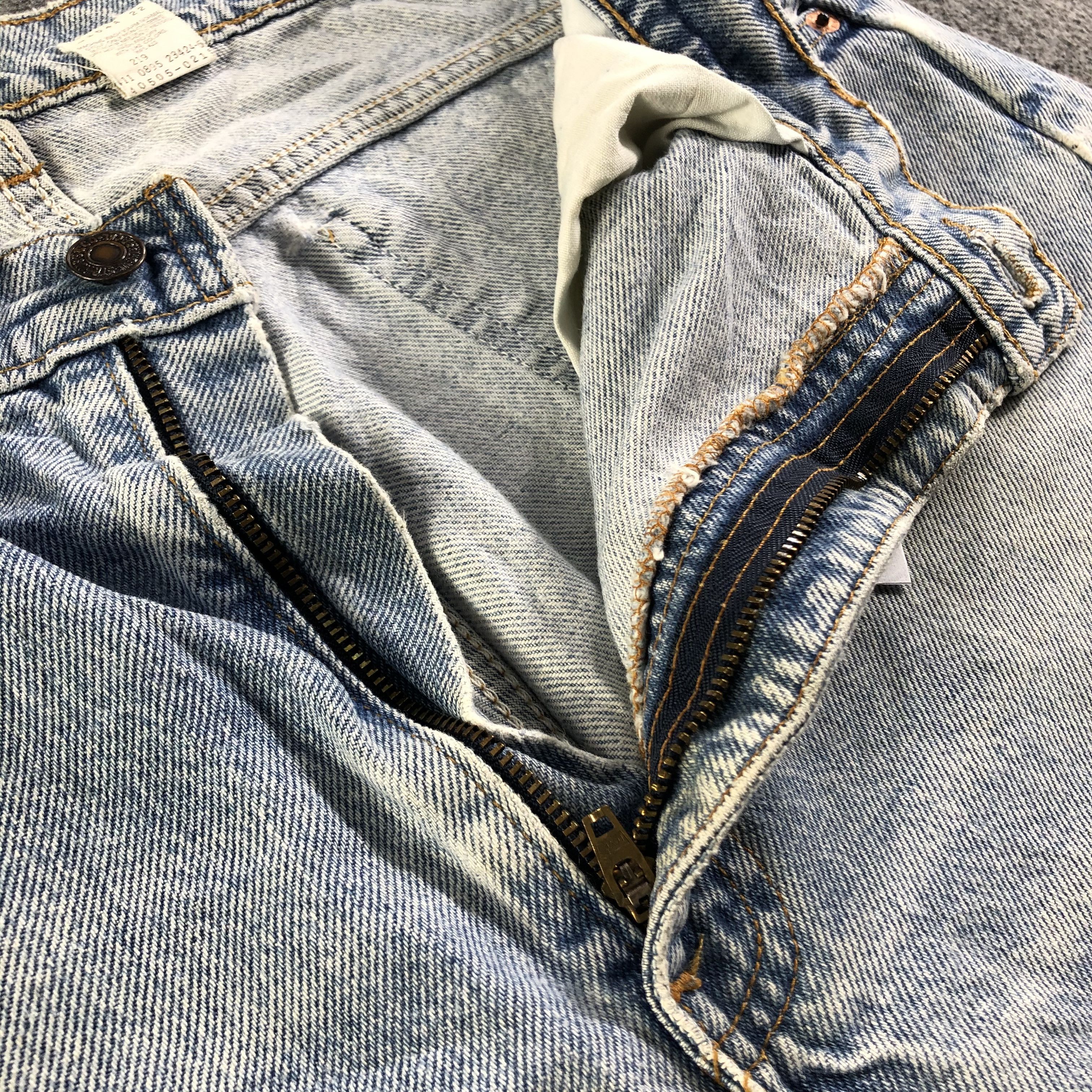 Levi's Vintage 90s Light Wash Levis 505 Jeans-J3013 Size US 35 - 9 Thumbnail