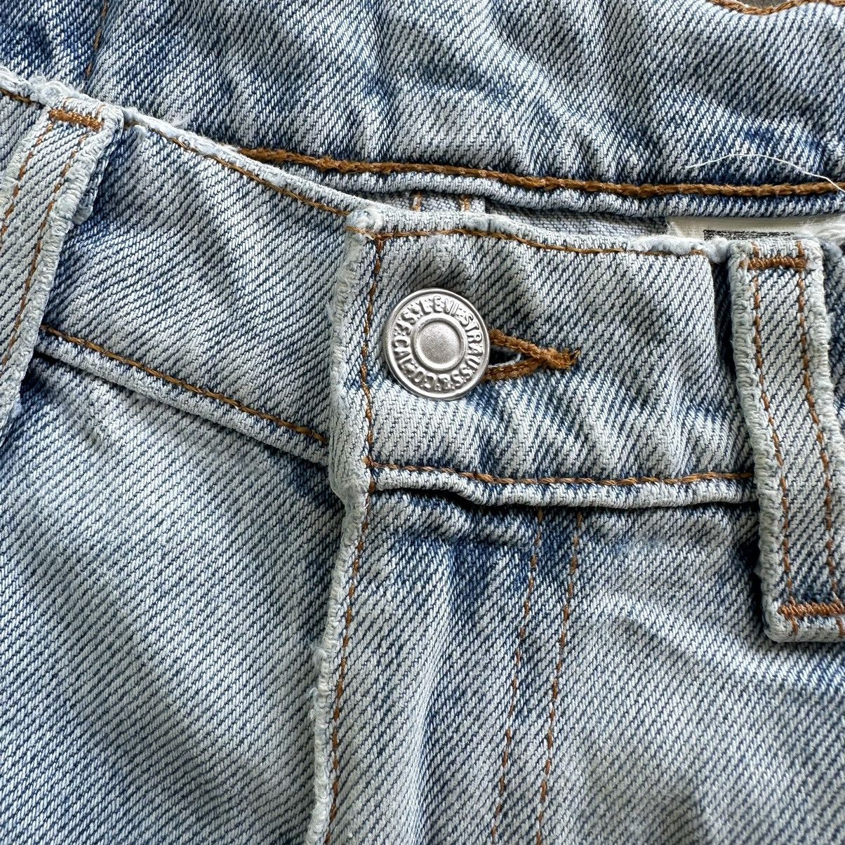 Japanese Brand Vintage Levi’s 505 Lightwash Distress Faded Denim Jean Pant Size US 30 / EU 46 - 4 Thumbnail