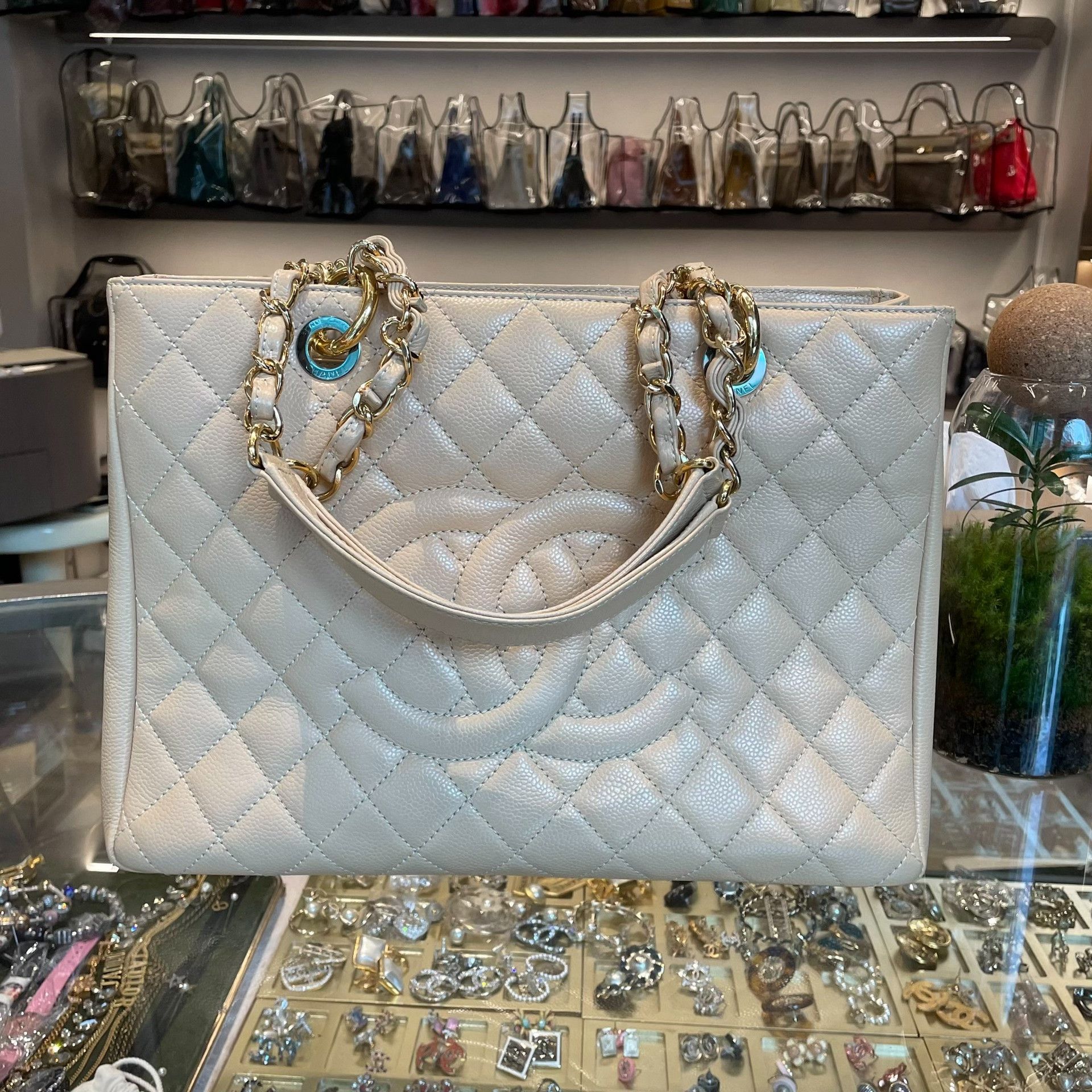 Chanel Pre-loved Bag Very good condition Size ONE SIZE - 1 Thumbnail