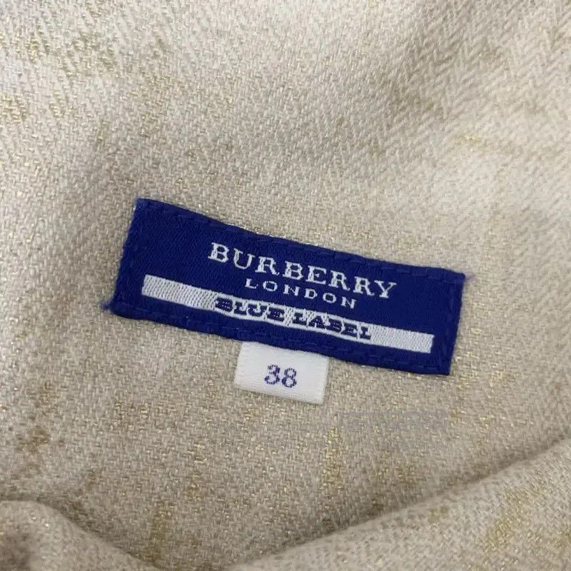 Burberry Burberry Pleated Skirt in Beige for Women. Size 24" / US 00 / IT 34 - 5 Thumbnail