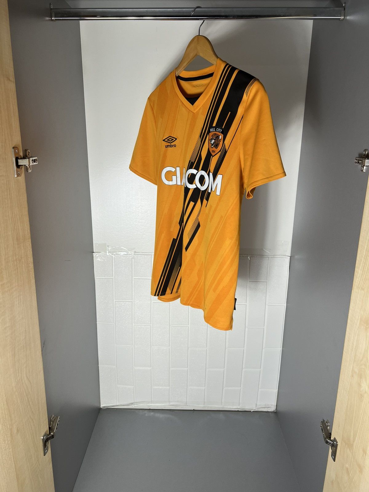 Umbro VINTAGE UMBRO FC HULL CITY ENGLAND SOCCER JERSEY RETRO Y2K Size US S / EU 44-46 / 1 - 6 Thumbnail