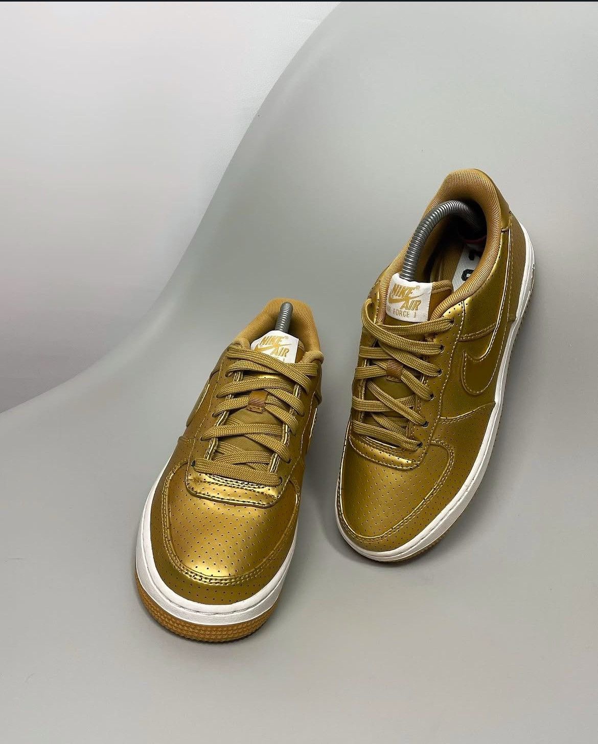 Nike Gold shoes Nike air force 1 low lv8 gs Size US 6 / EU 39 - 12 Thumbnail