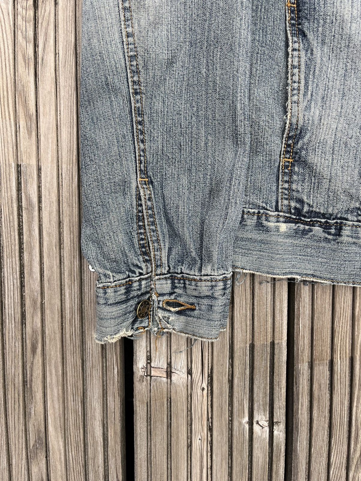 Vintage Vintage Destressed denim jacket Size US M / EU 48-50 / 2 - 4 Thumbnail