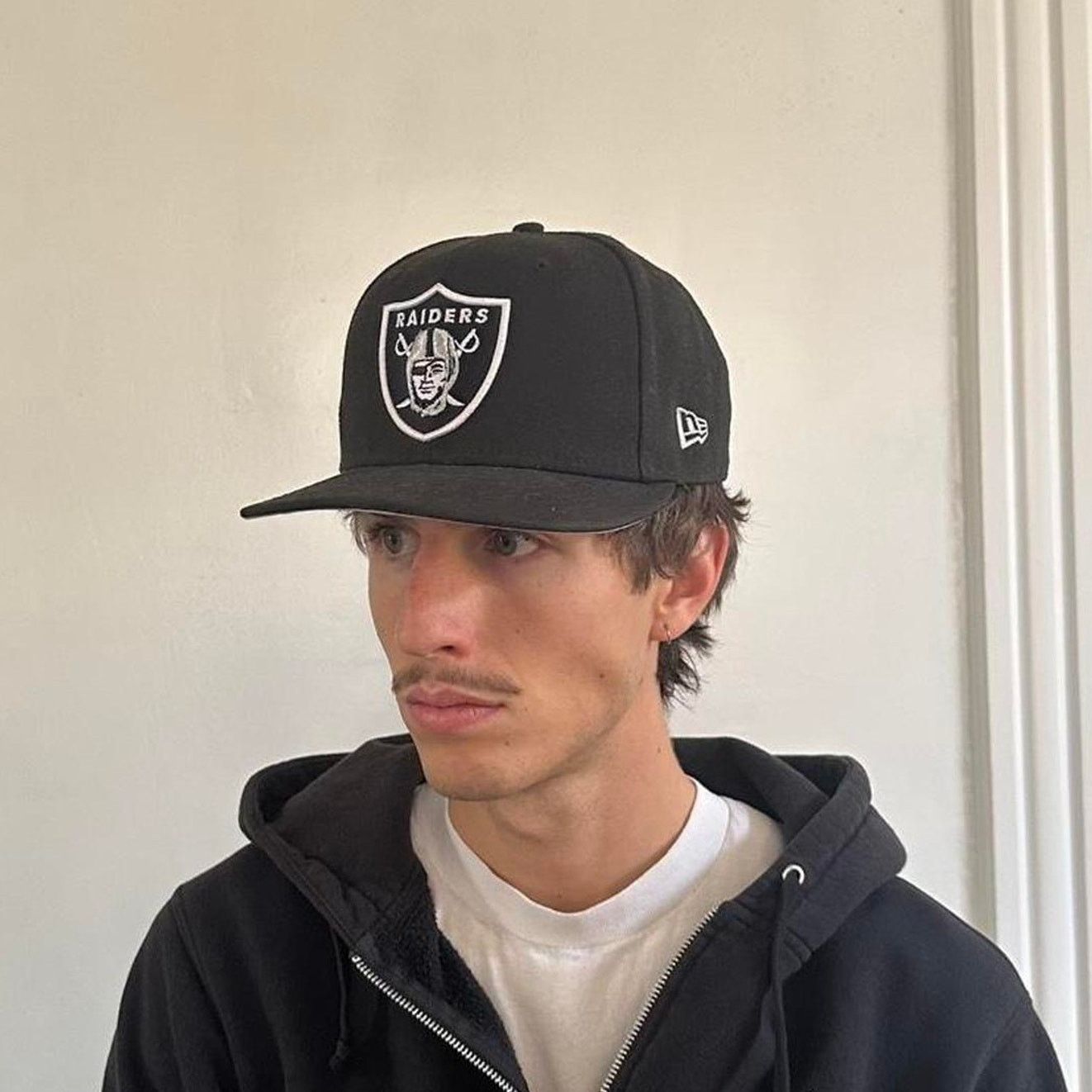 NFL × New Era Vintage New Era Black Basic Oakland LA Raiders Fitted Hat Size ONE SIZE - 1 Thumbnail