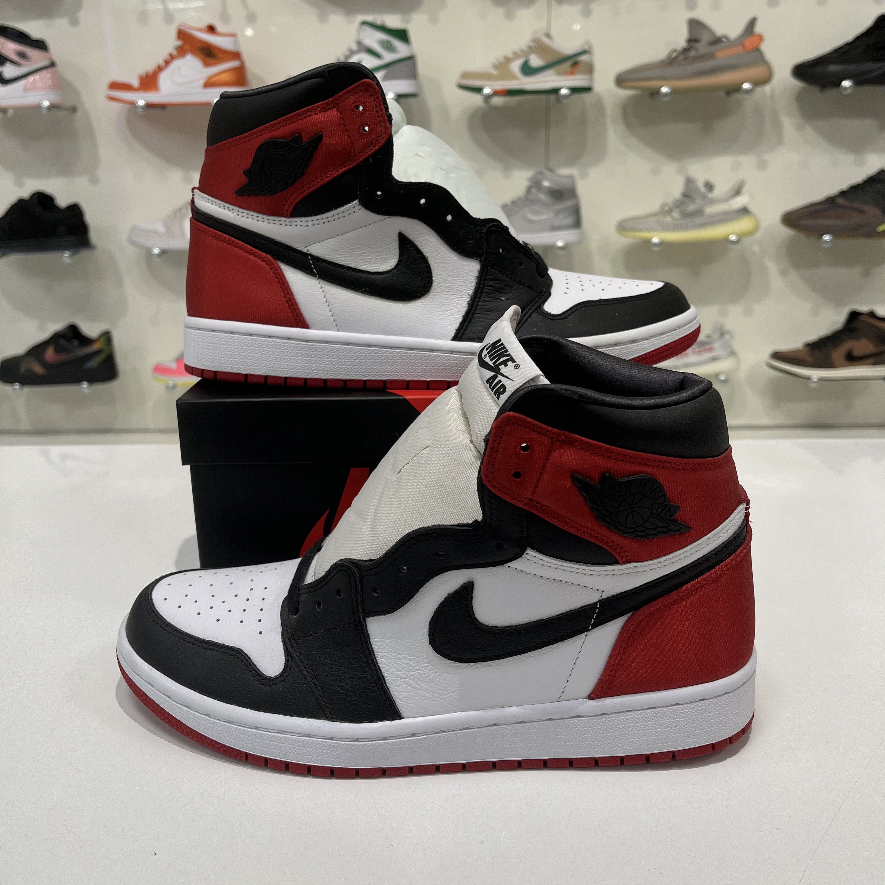 Nike Air Jordan 1 Retr High Satin Black Toe (W) Size US 10 / IT 40 - 1 Thumbnail