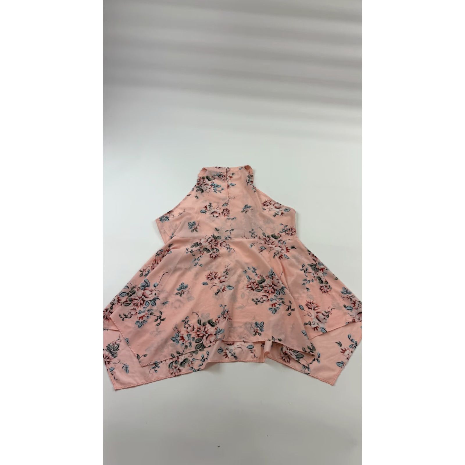 Torrid Torrid Womens Pink Blouse Floral Sleeveless Halter Sharkbite Hem Top 00 Sleeveless Casual Polyester Shirt Size XXS / US 00 / IT 34 - 2 Thumbnail