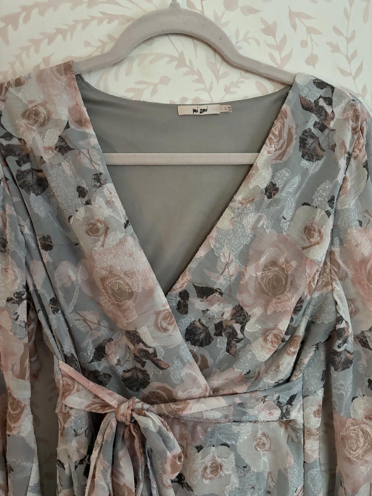 NBDN Nobrandedon NWOT Bell Sleeve Rosy Floral Faux Wrap Dress Size L / US 10 / IT 46 - 2 Thumbnail