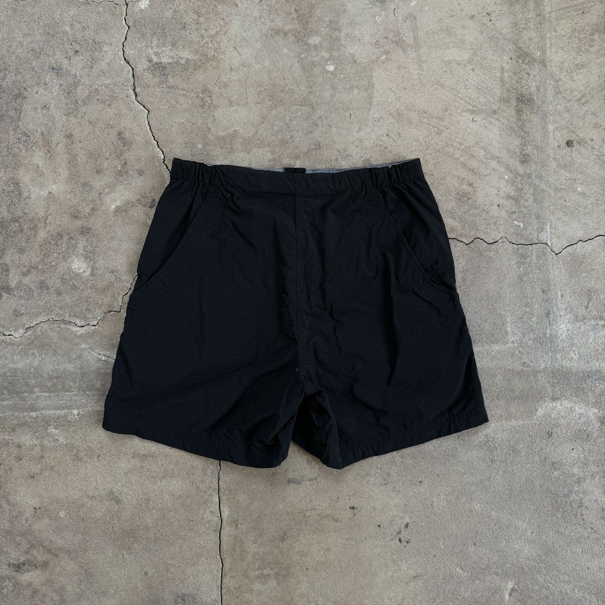 Mountain Hardwear Mountain Hardwear Nylon Black Outdoor Cargo Shorts Size 28" / US 6 / IT 42 - 2 Thumbnail