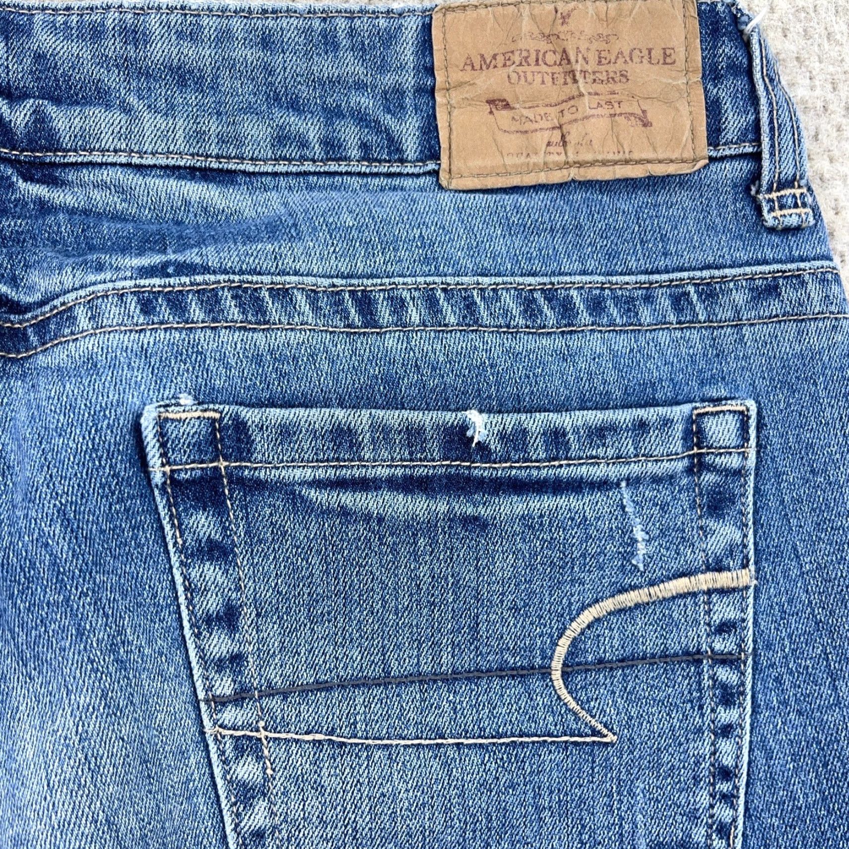American Eagle Outfitters VINTAGE American Eagle Outfitters Capri Jeans Women 12 Low Rise Med Wash Denim Capri Jeans Womens 12 Blue 5-Pocket City Logo 90s Breakfast Size 34" / US 12 / IT 48 - 7 Thumbnail