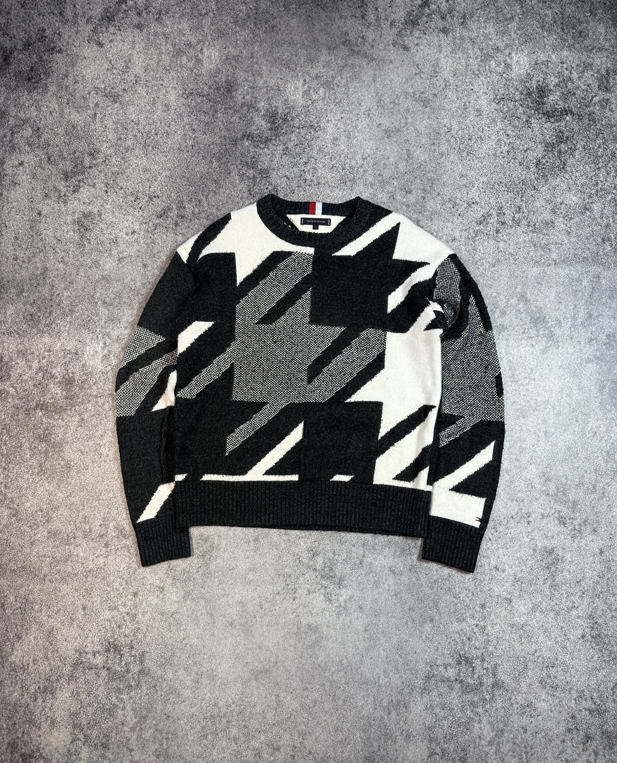 Tommy Hilfiger Y2K Tommy Hilfiger Logo Sweater Avant Garde Style Rare L USA Size US L / EU 52-54 / 3 - 1 Thumbnail