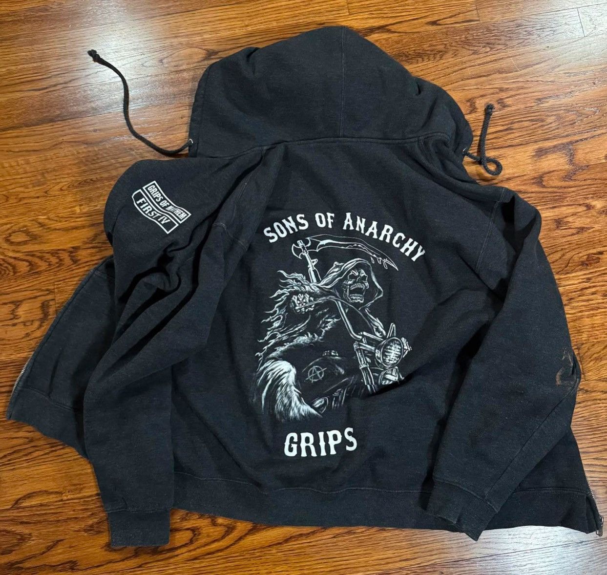 Other Sons Of Anarchy Grips Season IV Hoodie (Size M) Cast & Crew Size US M / EU 48-50 / 2 - 4 Thumbnail