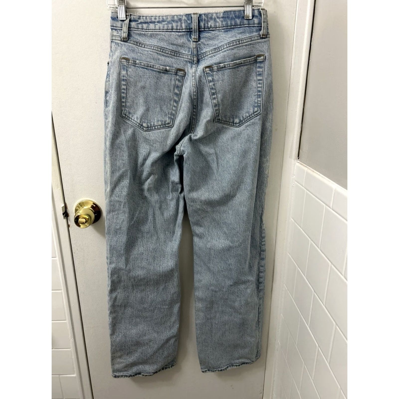 Abercrombie & Fitch Abercrombie & Fitch Jeans Womens 28x30 Light Wash 90s Relaxed Jean High Rise Straight 5-Pocket Distressed Size 28" / US 6 / IT 42 - 7 Thumbnail